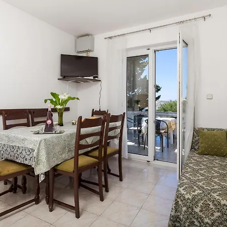 شقة Lovely In Rab With Kitchen