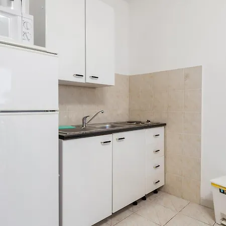 شقة Lovely In Rab With Kitchen *