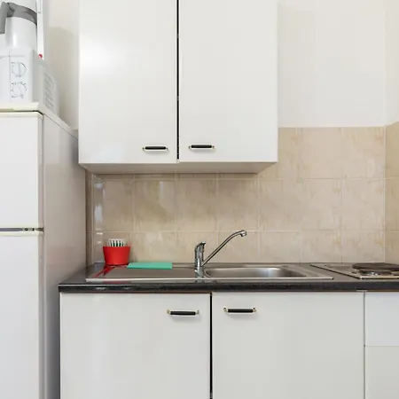 Lovely In Rab With Kitchen 아파트